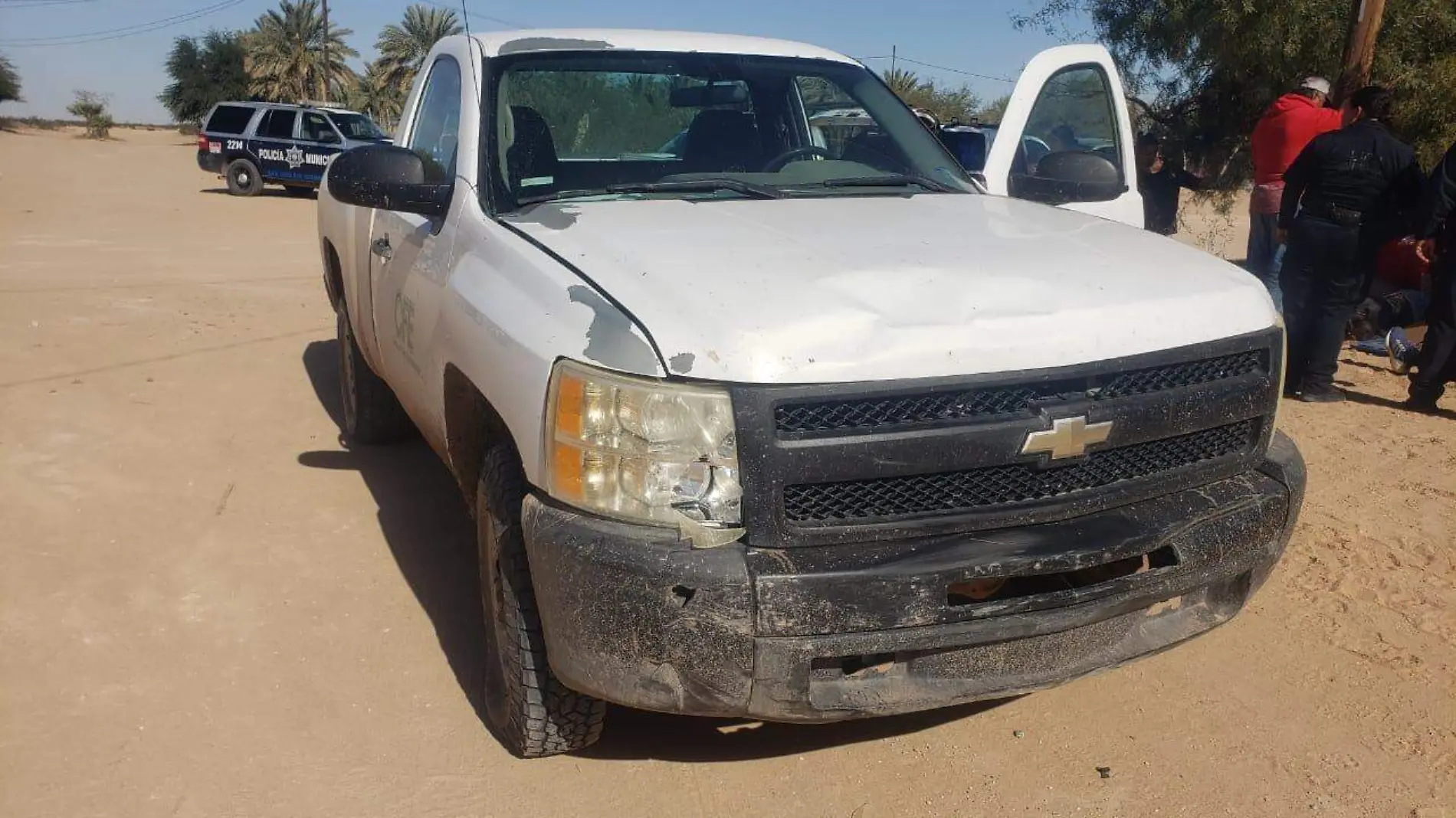 La policía aclaró que el pick up Chevrolet Silverado de la CFE fue responsable del choque contra la moto en el ejido Fronterizo.